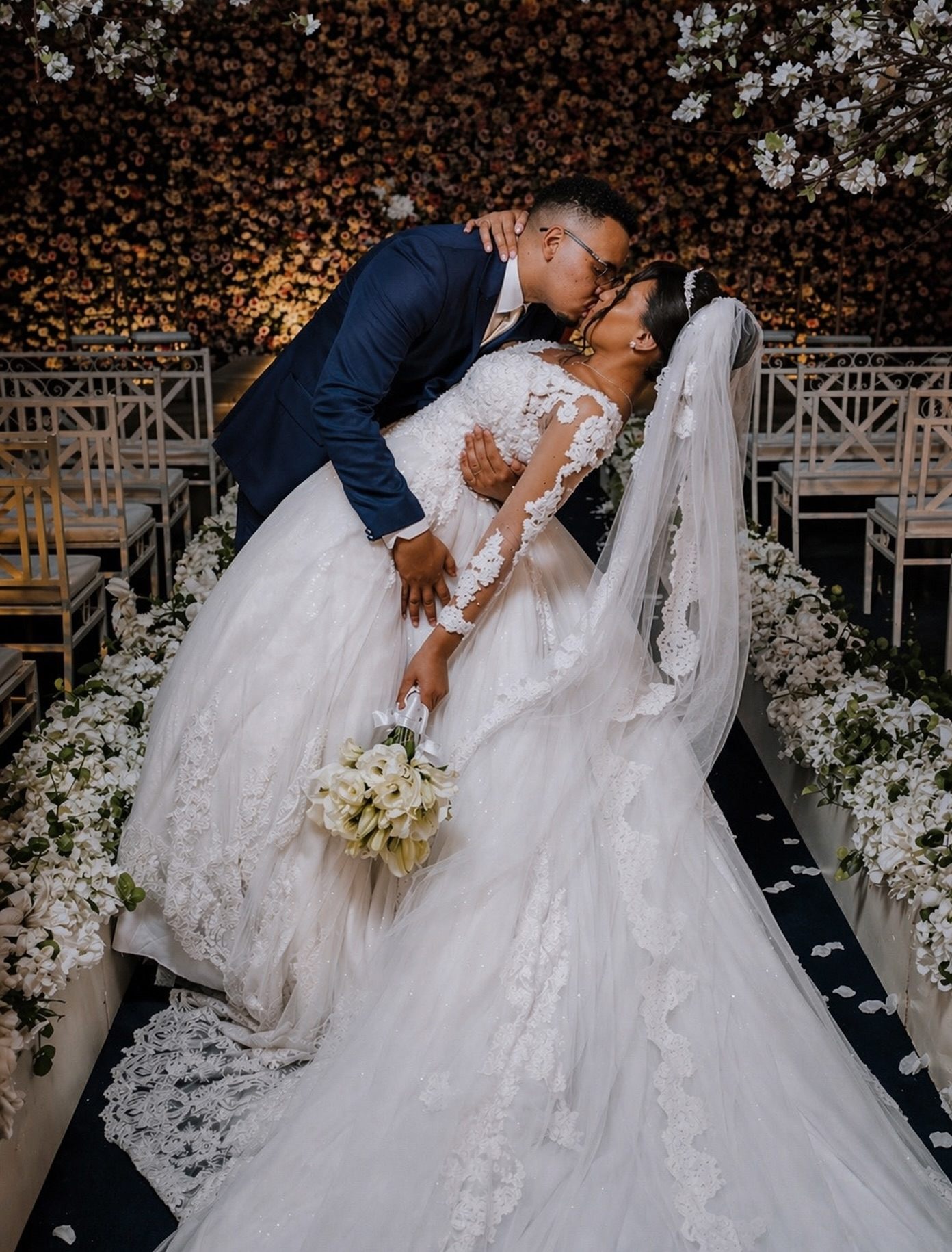 Casal se beijando na cerimônia