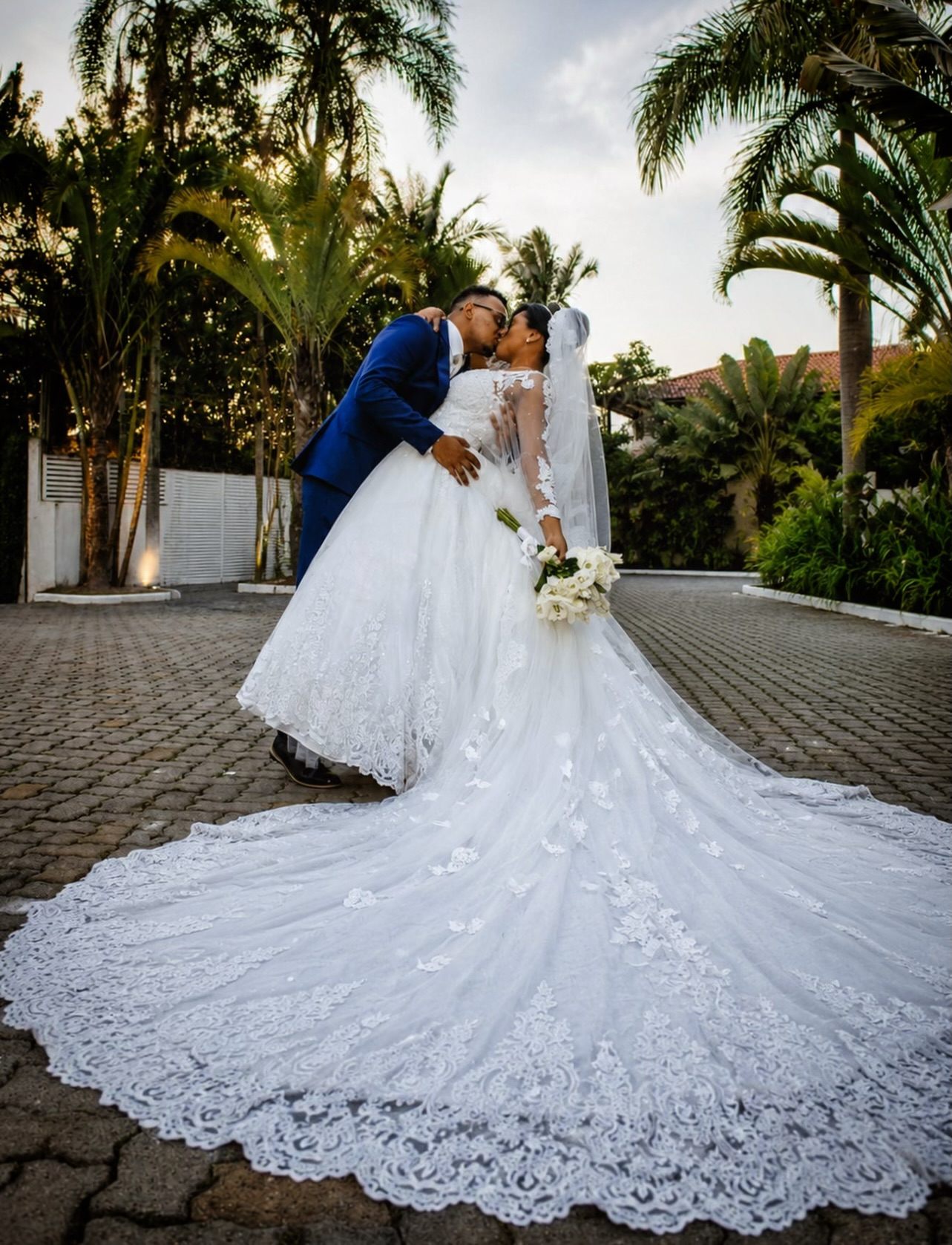 Casal de noivos em jardim tropical