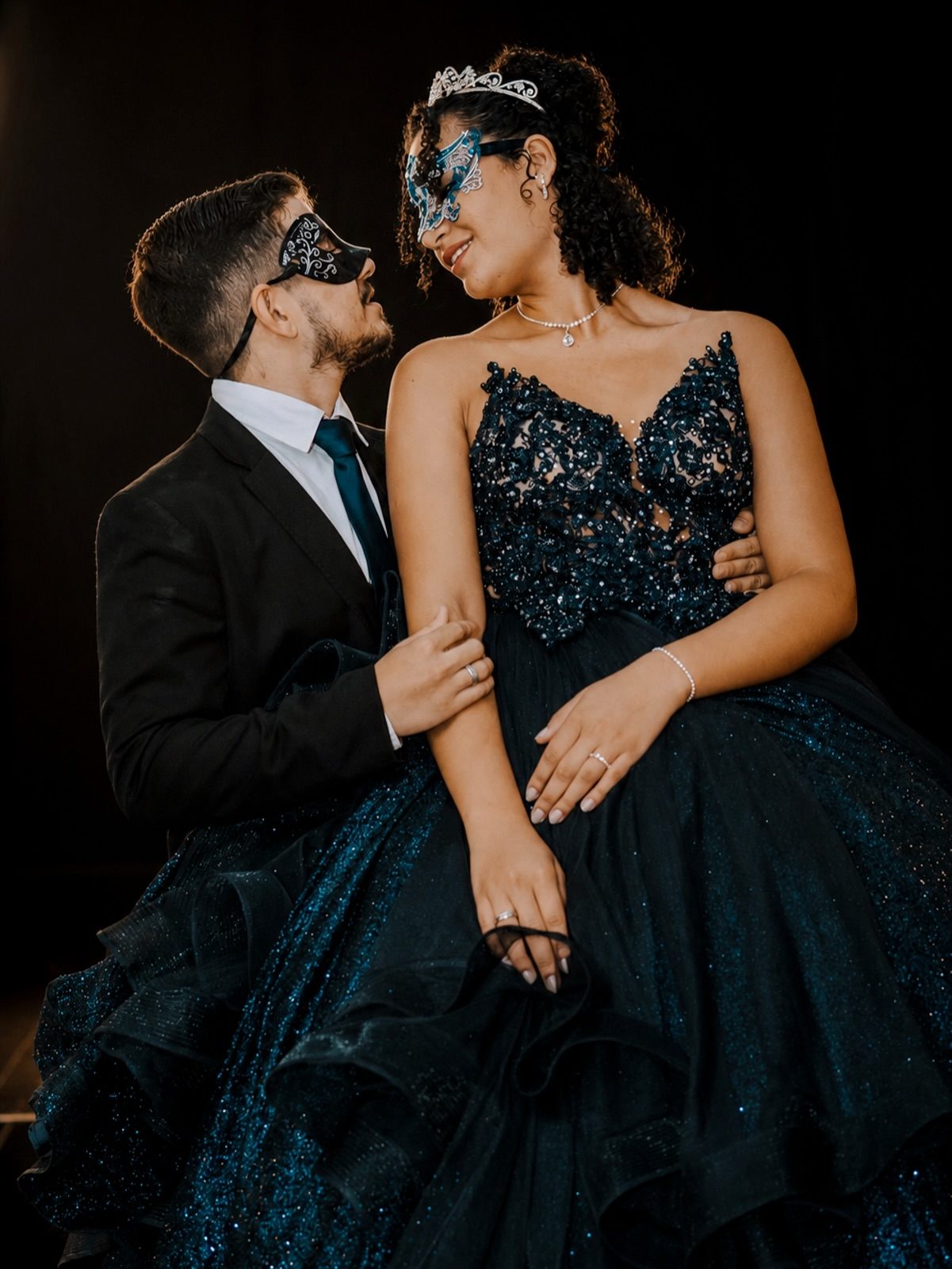 Casal em baile de máscaras