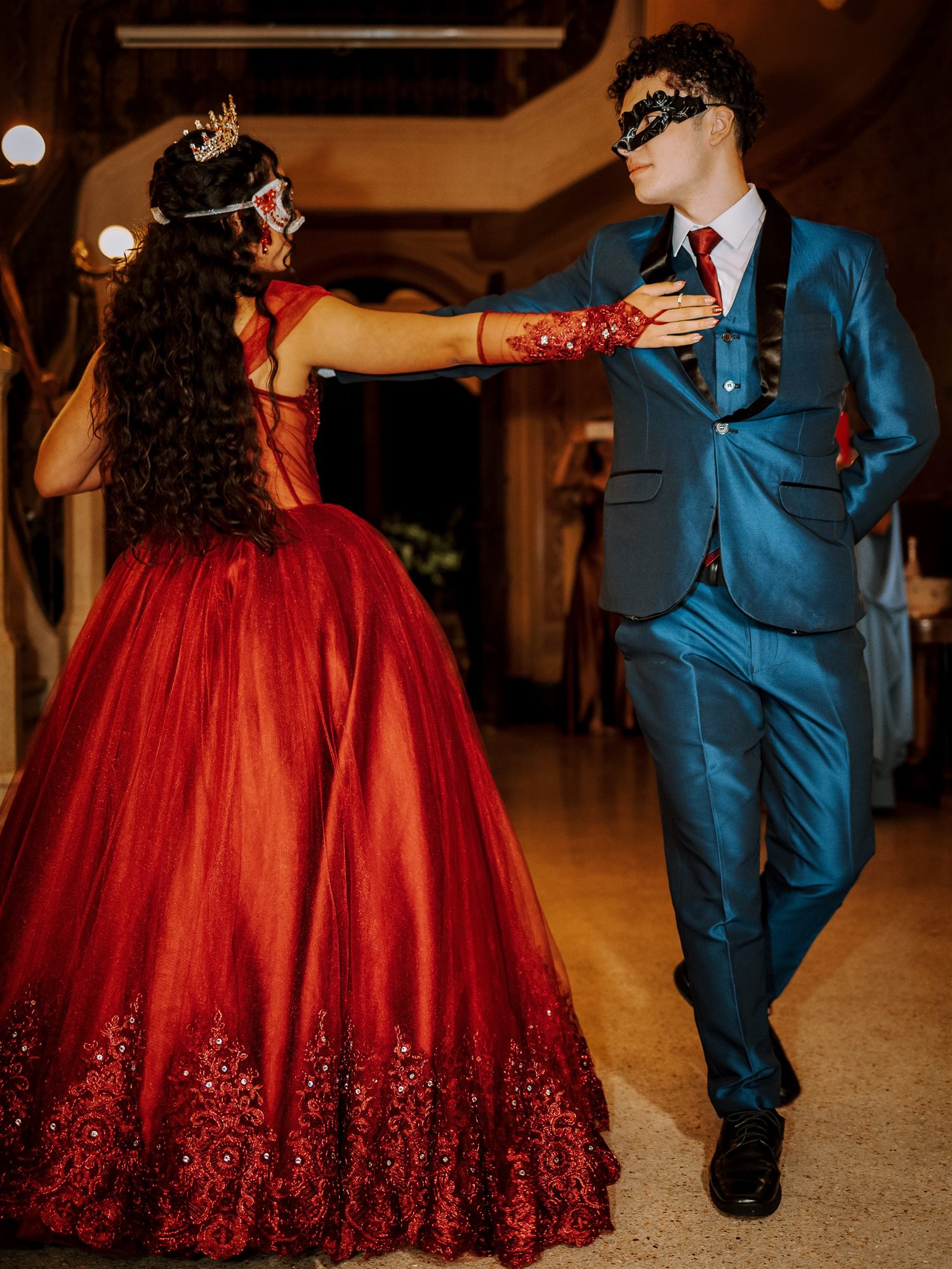 Casal dançando em baile de máscaras