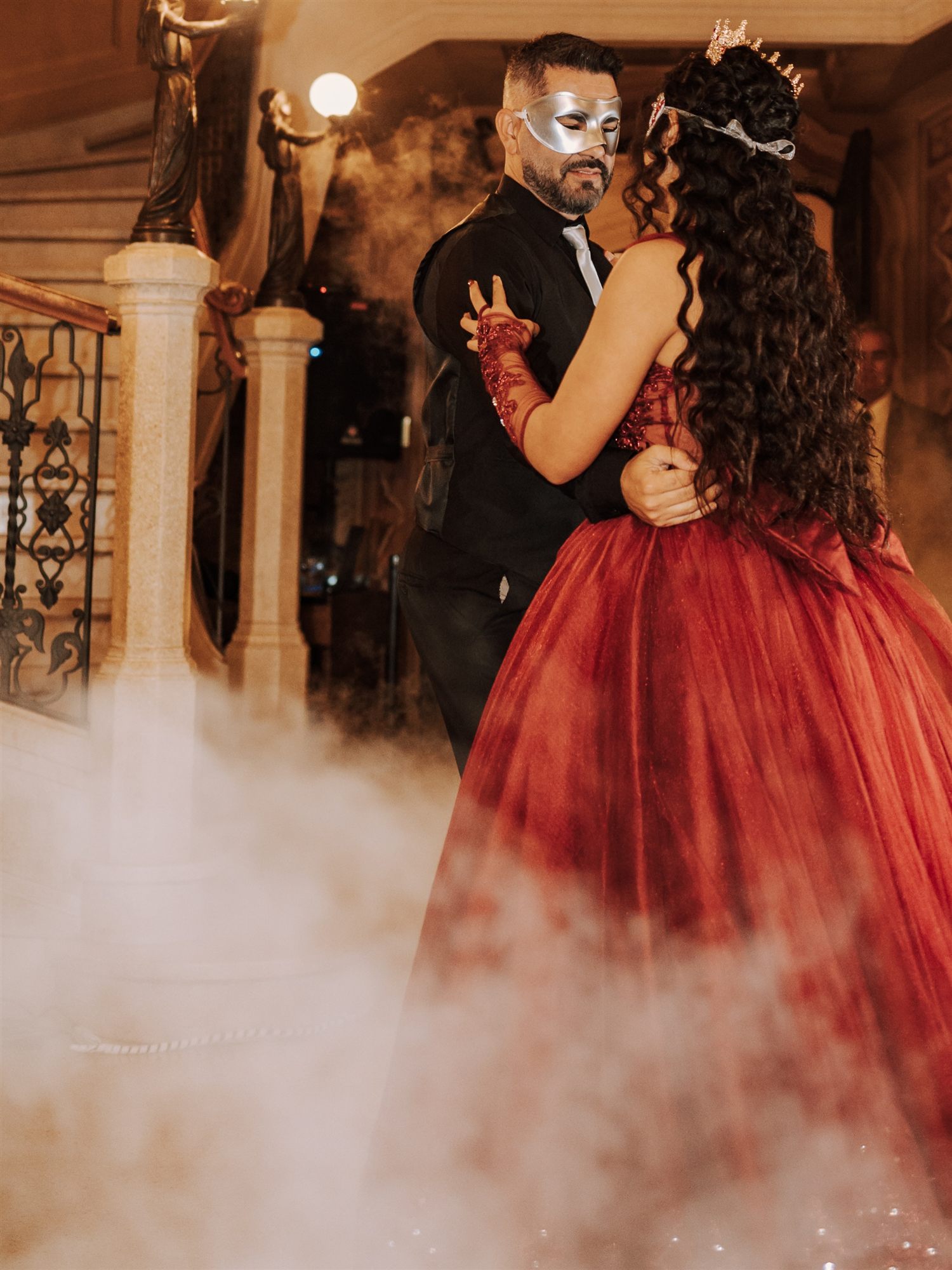 Debutante em festa de baile de máscaras