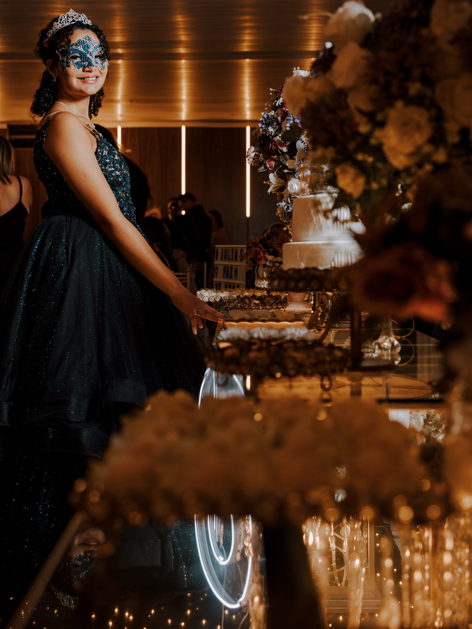 Debutante ao lado da mesa de bolo