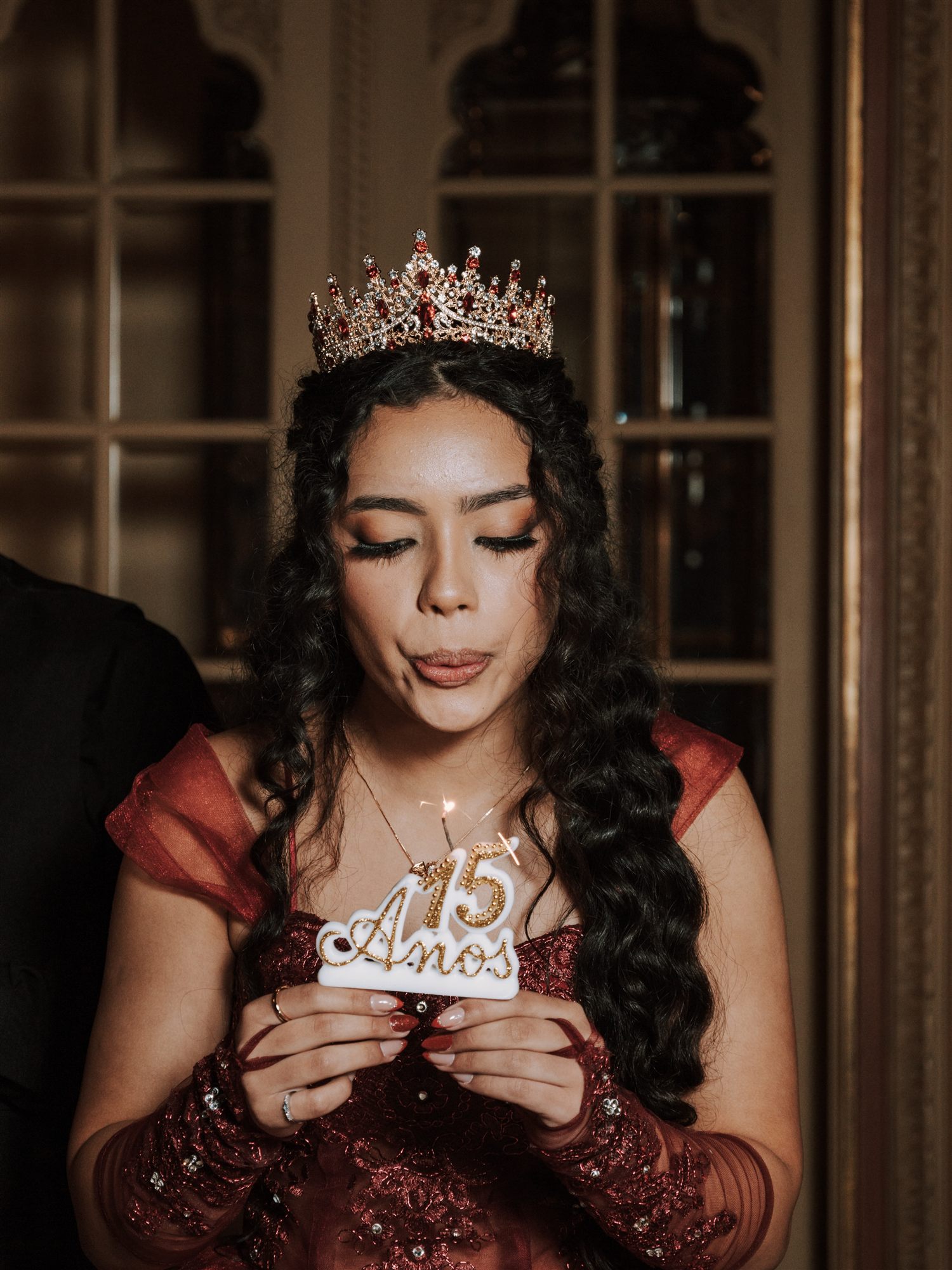 Debutante segurando máscara veneziana