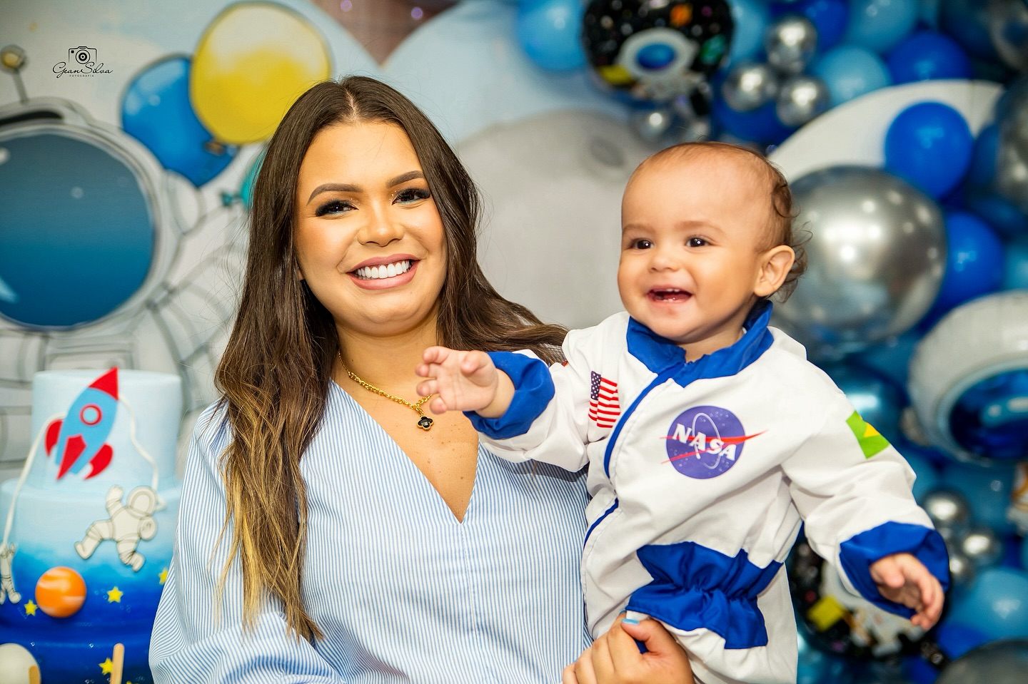 Mãe e filha em festa de aniversário
