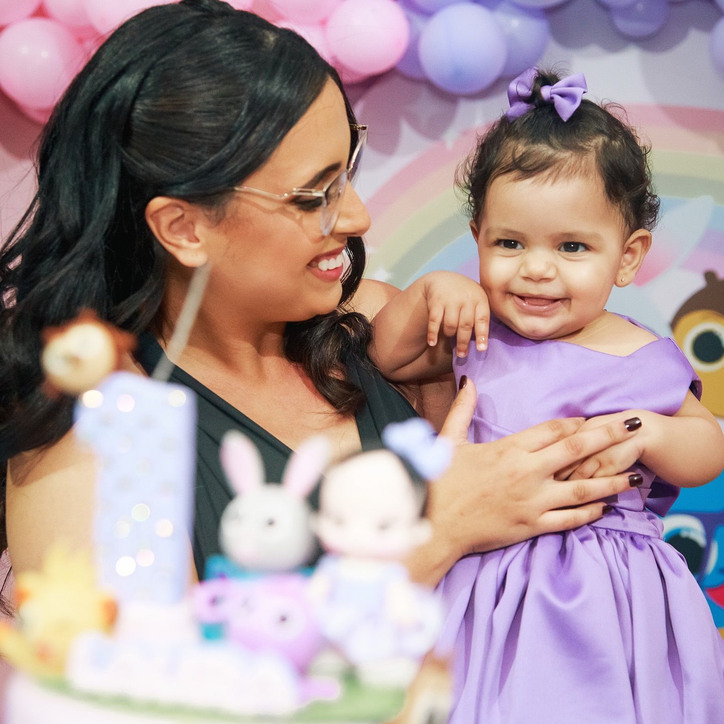 Bebê sorrindo em festa temática