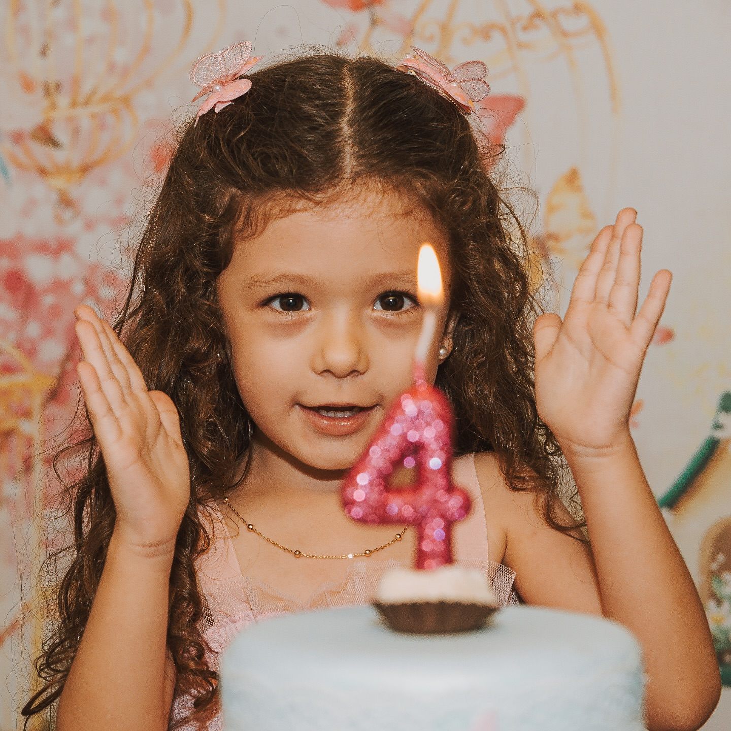Criança soprando vela de aniversário